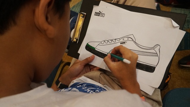 Custom desain sepatu puma di JDS (Foto: Fanny Kusumawardhani/kumparan)