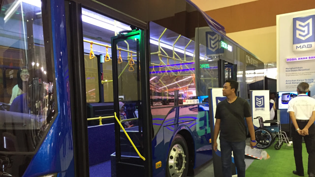 Bus Listrik Bandara Produksi PT Mobil Anak Bangsa (Foto: Abdul Latif/kumparan)