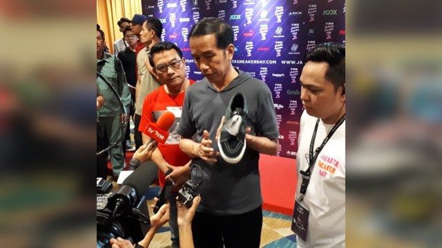 Jokowi beli sneaker seharga Rp 380 ribu (Foto: Instagram @kantorstafpresidenri)
