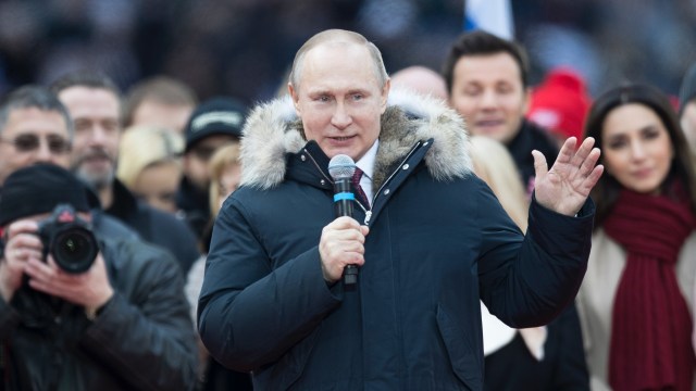 Vladimir Putin Kampanye di Stadion Moskow. (Foto: AP/Pavel Golovkin)