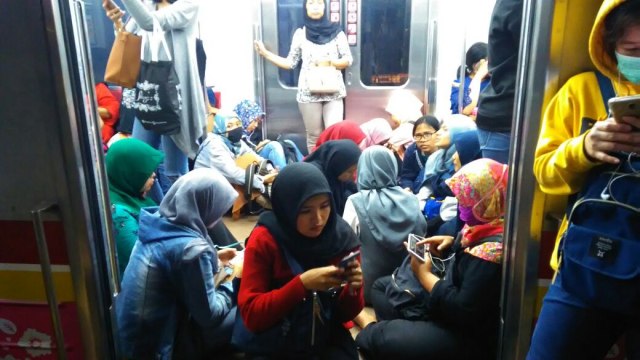 KRL Alami Gangguan di Stasiun Pal Merah. (Foto: Yuana Fatwalloh/kumparan)