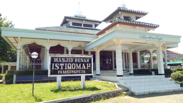 Alun-alun dan Masjid di Pameungpeuk, Garut (Foto: Adhim Mugni Mubaroq/kumparan)