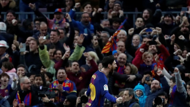Messi dan kerumunan Camp Nou. (Foto: Reuters/Juan Medina)
