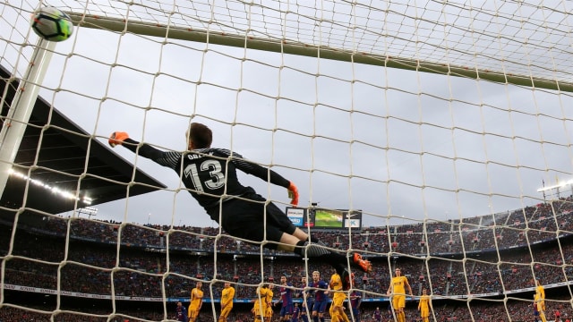Tendangan bebas Messi membobol gawang Oblak. Foto: Reuters/Albert Gea