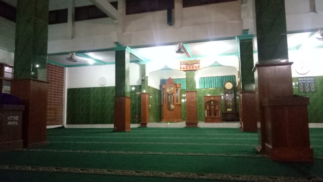 Bagian dalam Masjid Al Istiqomah (Foto: Adhim Mugni/kumparan)