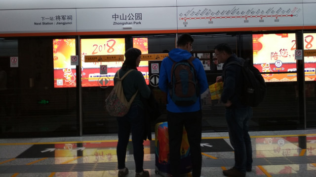 Penumpang menunggu kereta. (Foto: Feby Dwi Sutianto/kumparan)