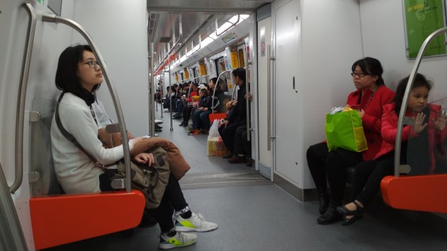 Suasana di dalam kereta. (Foto: Feby Dwi Sutianto/kumparan)