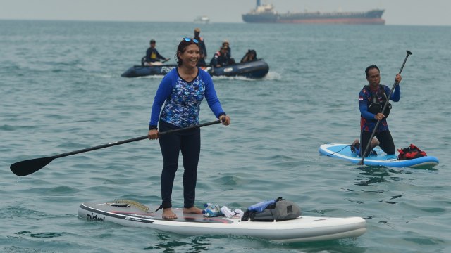 Susi Pudjiastuti mendayung paddle board Foto: ANTARA FOTO/Wahyu Putro A