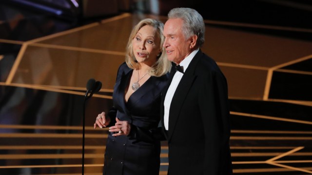 Faye Dunaway dan Warren Beatty. (Foto: REUTERS/Lucas Jackson)