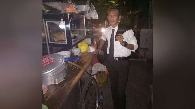 Rinto penjual bakso. (Foto: Instagram @makassar__info)