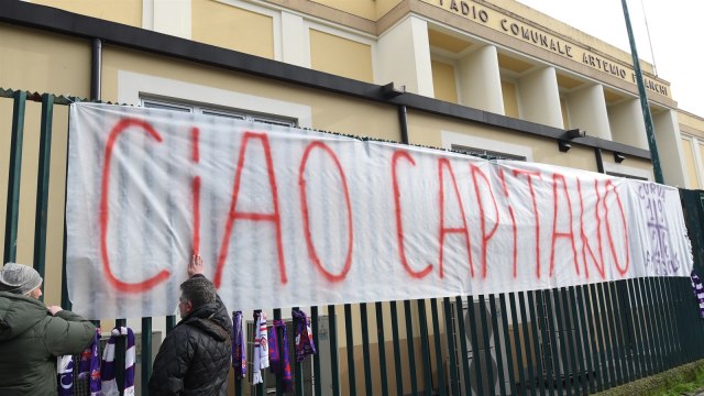 Fans Fiorentina berduka untuk Astori. (Foto: Claudio Giovannini/AFP)