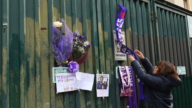 Bunga dan syal ungu untuk Astori. (Foto: Claudio Giovannini/AFP)