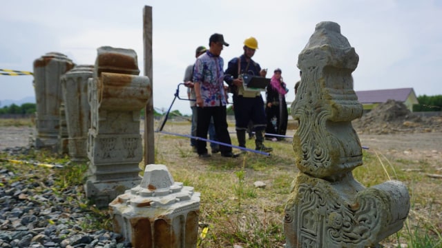 Pakar Geofisik ITB Observasi bekas Kerjaan Aceh. (Foto: Zuhri Noviandi/kumparan)