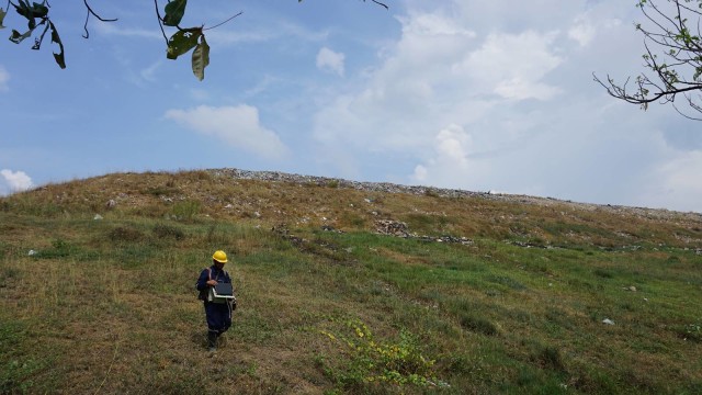 Pakar Geofisik ITB Observasi bekas Kerjaan Aceh. (Foto: Zuhri Noviandi/kumparan)