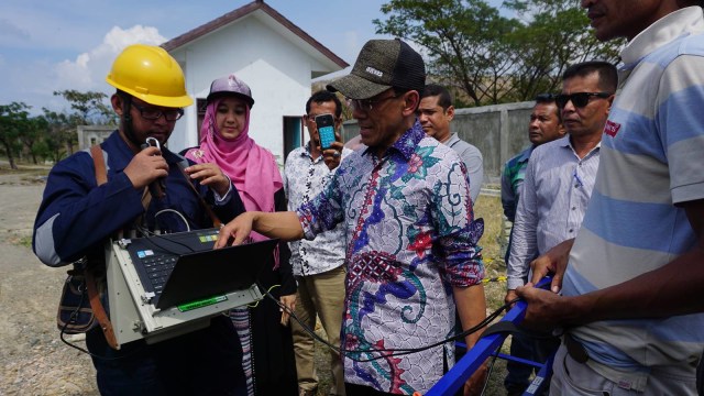 Pakar Geofisik ITB Observasi bekas Kerjaan Aceh. (Foto: Zuhri Noviandi/kumparan)