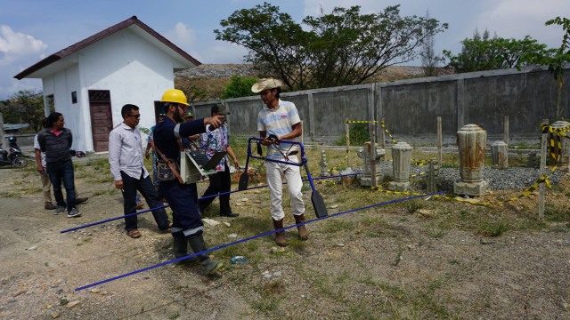 Pakar Geofisik ITB Observasi bekas Kerjaan Aceh. (Foto: Zuhri Noviandi/kumparan)