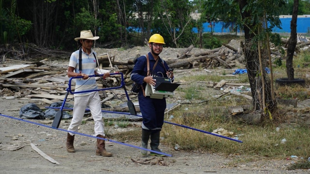 Pakar Geofisik ITB Observasi bekas Kerjaan Aceh. (Foto: Zuhri Noviandi/kumparan)