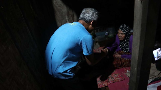 Ganjar tidur di rumah nenek pengidap stroke (Foto: Dok. Humas Gubernur Jateng)