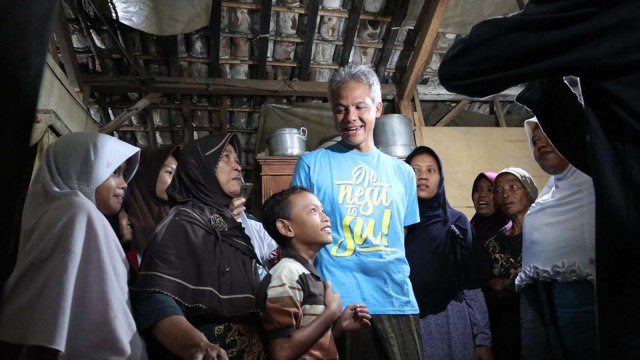 Ganjar tidur di rumah nenek pengidap stroke (Foto: Dok. Humas Gubernur Jateng)