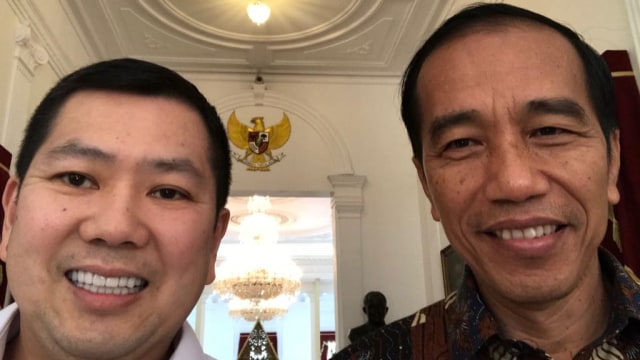 Hary Tanoe selfie dengan Jokowi. (Foto: Twitter @Hary_Tanoe)