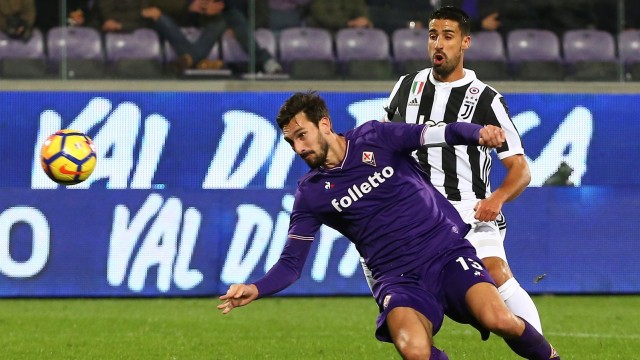 Astori berduel dengan Sami Khedira. (Foto: Reuters/Alessandro Bianchi)