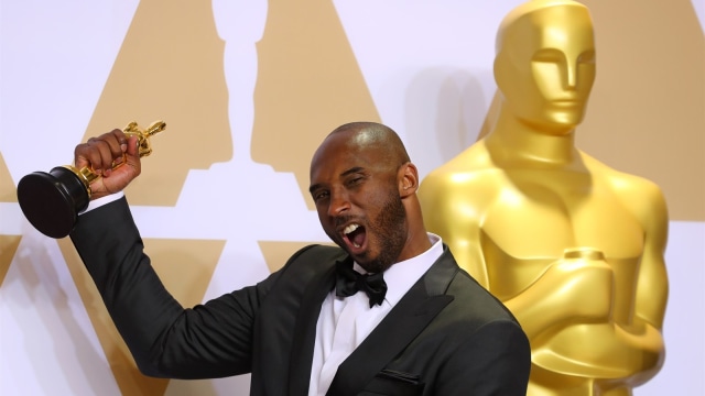 Kobe Bryant dan Piala Oscar-nya. (Foto: Reuters/Mike Blake)