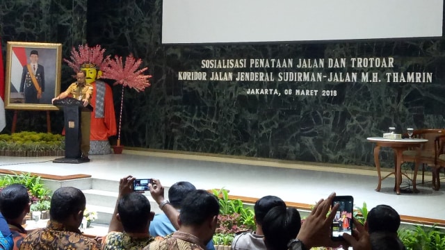 Anies saat sosialisasi trotoar Sudirman-Thamrin (Foto:  Nabilla Fatiara/kumparan)