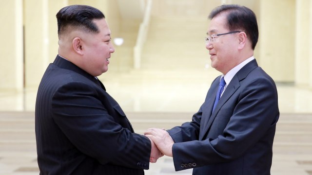 Kim Jong Un bertemu delegasi Korea Selatan. (Foto: The Presidential Blue House/Yonhap via Reuters)