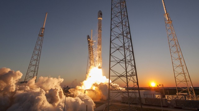 Peluncuran roket Falcon 9 (Foto: SpaceX/Wikimedia Commons)