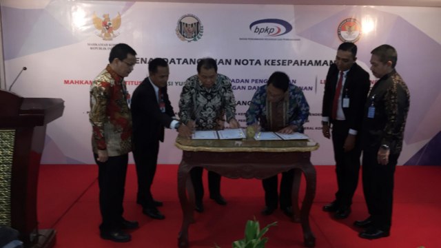 Penandatanganan MoU MK dengan BPKP dan LPSK. (Foto: Fachrul Irwinsyah/kumparan)