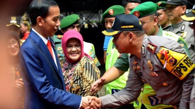 Jokowi bersalaman dengan Kapolres Bogor. (Foto: Dok.Polres Bogor)