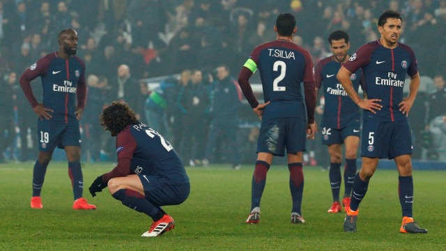 Para pemain PSG tertunduk lesu. (Foto: AFP/Geoffroy van der Hasselt)