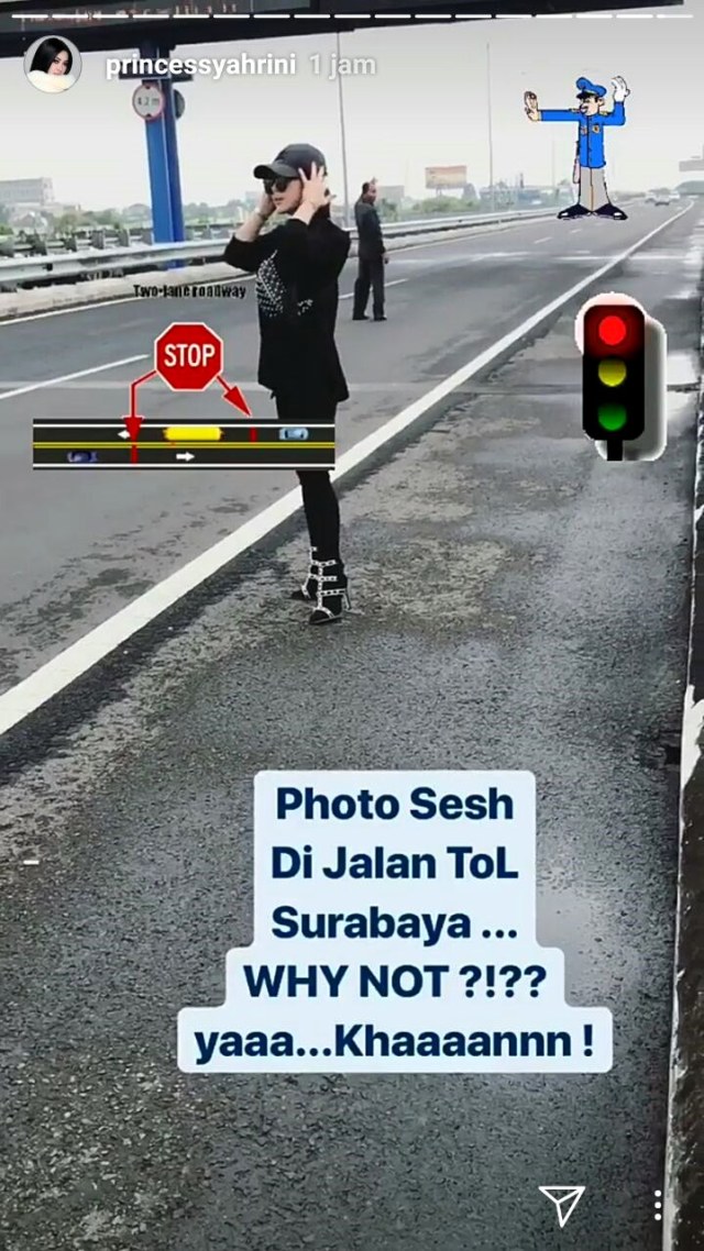 Syahrini bergaya dipinggir jalan tol. (Foto: Screenshoot Snapgram/@princessyahrini)