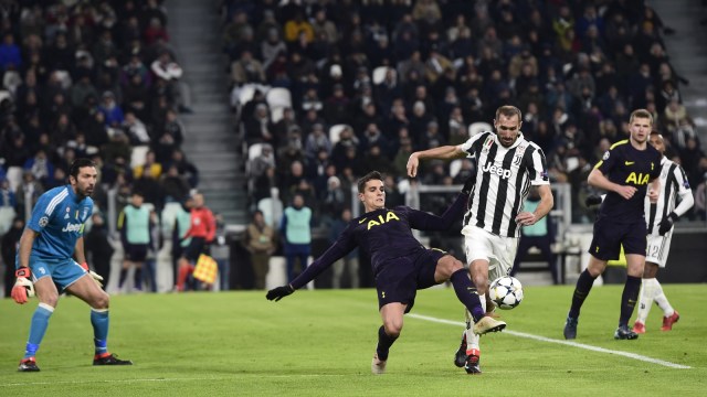 Perebutan bola saat leg I Spurs vs Juventus. (Foto: Miguel Medina/AFP)