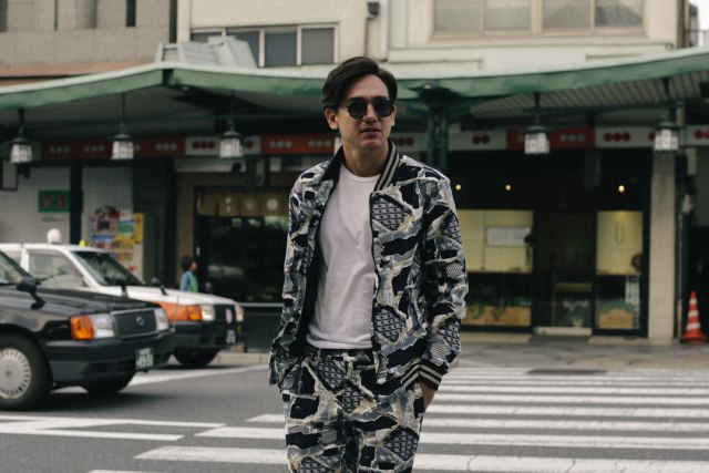 com-Gaya Keren Adipati Dolken di Jepang (Foto: Erigo)