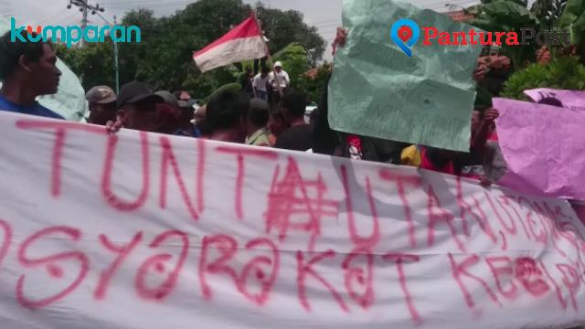 Video: Ratusan Warga Demo di DPRD Brebes Tuntut Kades Mundur