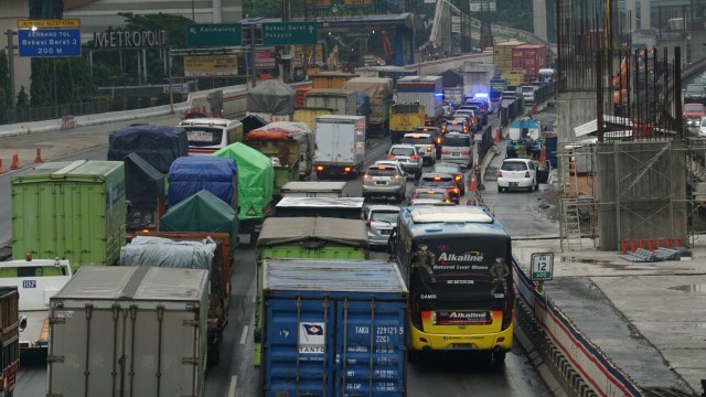 Antrean kendaraan di ruas Tol Cikampek, Bekasi. (Foto: Iqbal Firdaus/kumparan)
