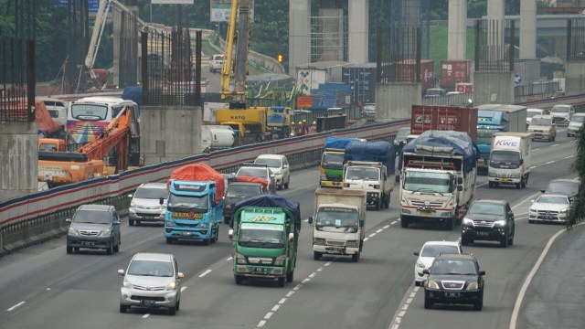 Antrean kendaraan di ruas Tol Cikampek, Bekasi. (Foto: Iqbal Firdaus/kumparan)