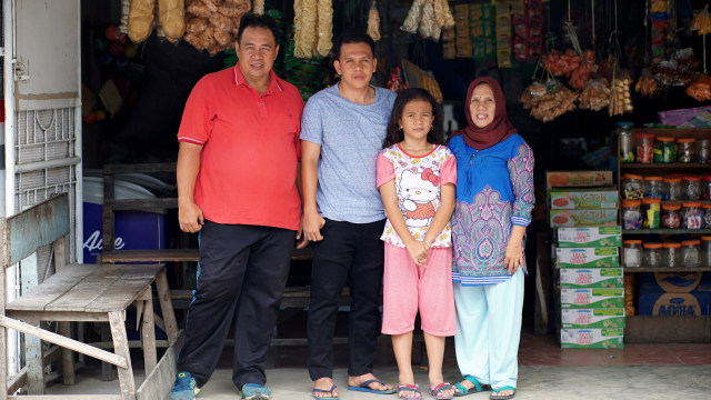 Syarifuddin (kiri) dan keluarga Egy. (Foto: Ridho Robby/kumparan)