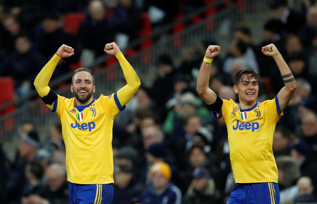 Higuain dan Dybala loloskan Juventus. (Foto: REUTERS/Eddie Keogh)