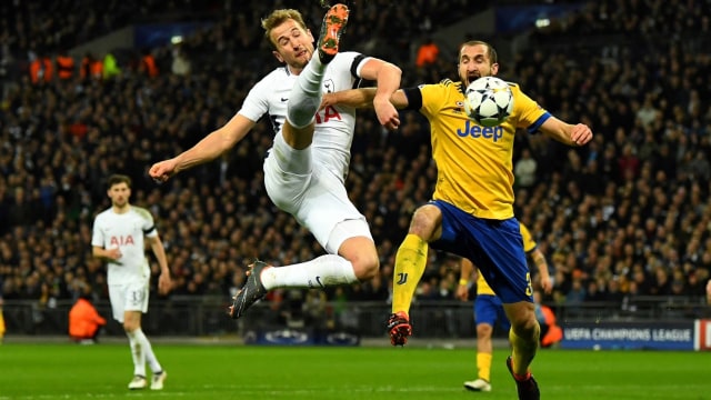 Chiellini berduel dengan Harry Kane. (Foto: Reuters/Dylan Martinez)