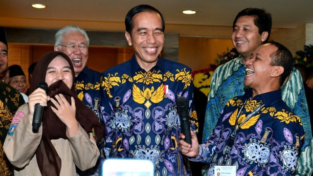 Jokowi bersama dua siswi SMK di Tangerang. (Foto: Dok.Biro Pers Setpres)