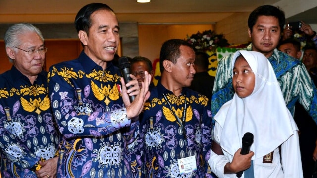 Jokowi bersama dua siswi SMK di Tangerang. (Foto: Dok.Biro Pers Setpres)