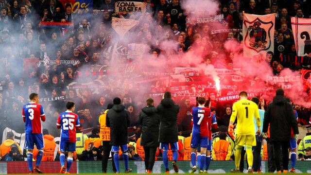 Tim & suporter Basel rayakan kemenangan. Foto: Reuters/Jason Cairnduff