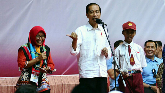 Jokowi Bagikan PKH dan KIP di Gresik Foto: Biro Pers Setpres