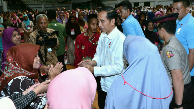 Jokowi Bagikan PKH dan KIP di Gresik (Foto: Biro Pers Setpres)