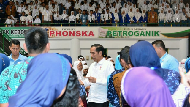 Jokowi Bagikan PKH dan KIP di Gresik (Foto: Biro Pers Setpres)