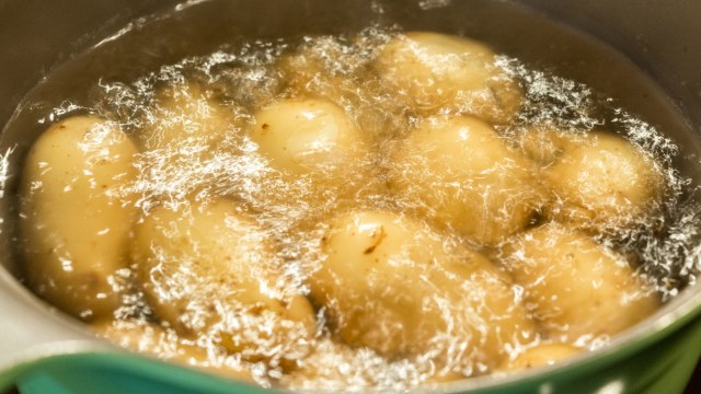 Cara menggoreng kentang ala restoran. (Foto: Thinkstock)