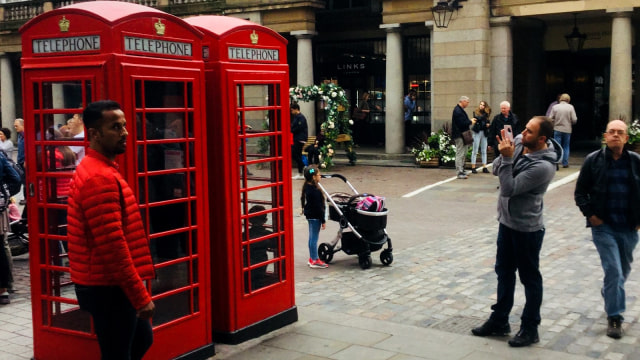 Kotak telepon merah di London beralih fungsi. (Foto: Daniel Chrisendo/kumparan)