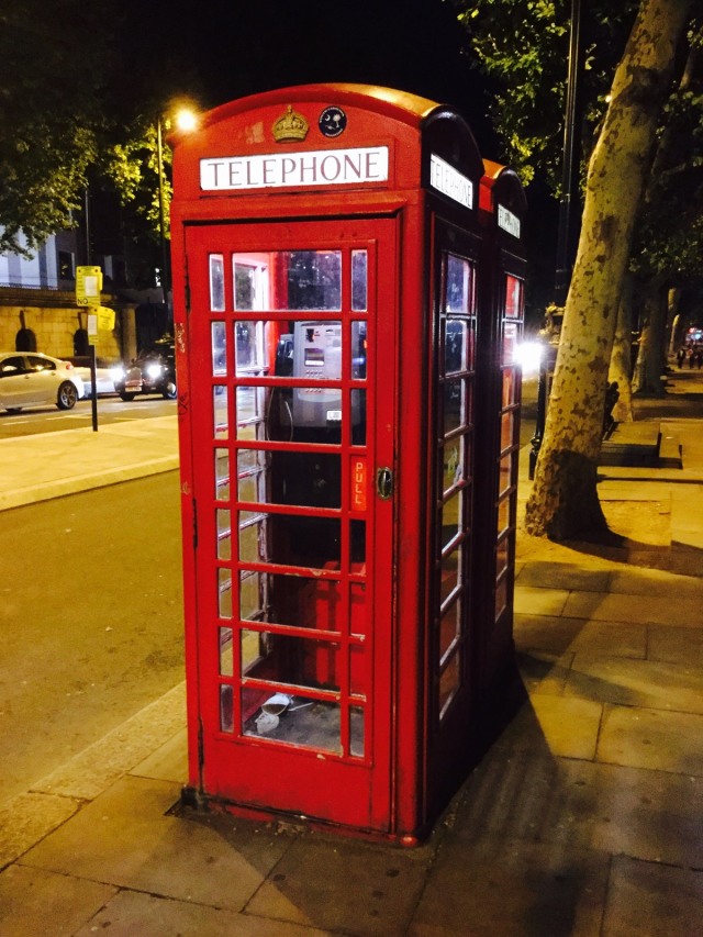Kotak telepon merah di London beralih fungsi. (Foto: Daniel Chrisendo/kumparan)